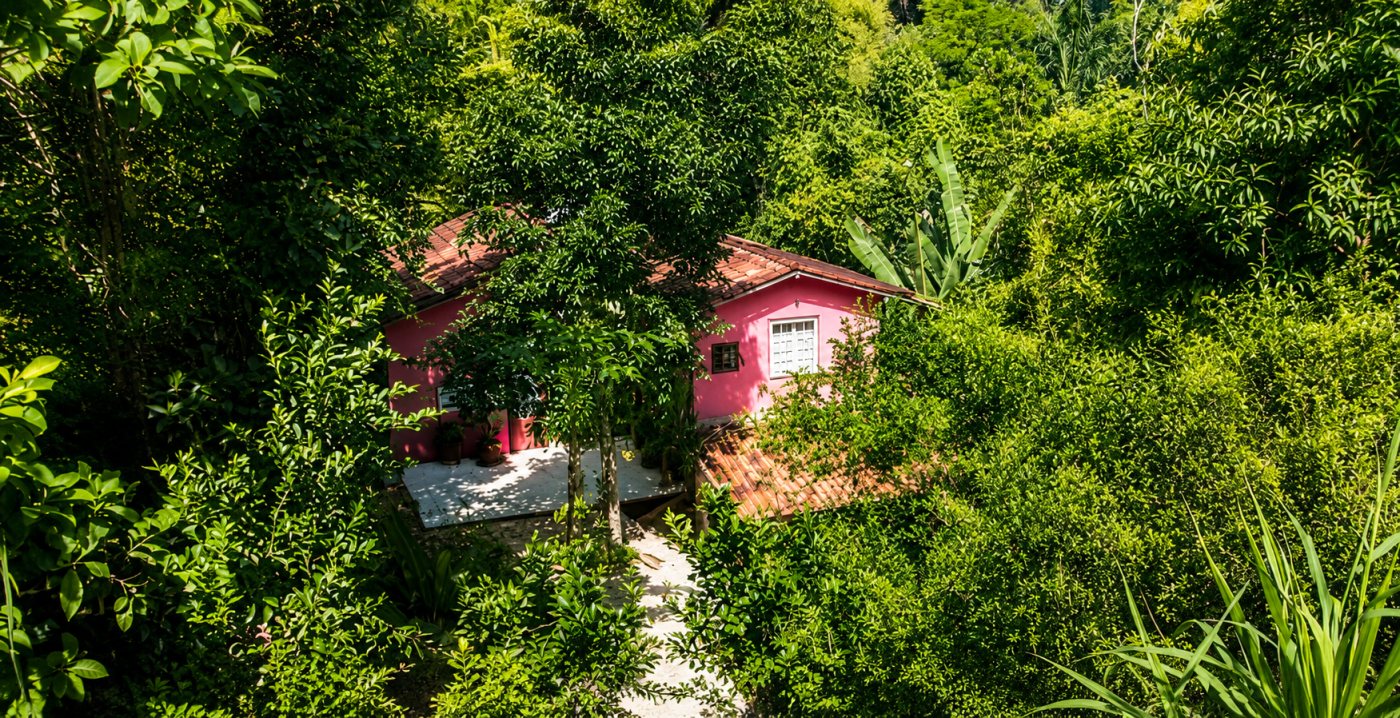 Chalé da Eco Pousada Ytororô cercado pela Mata Atlântica